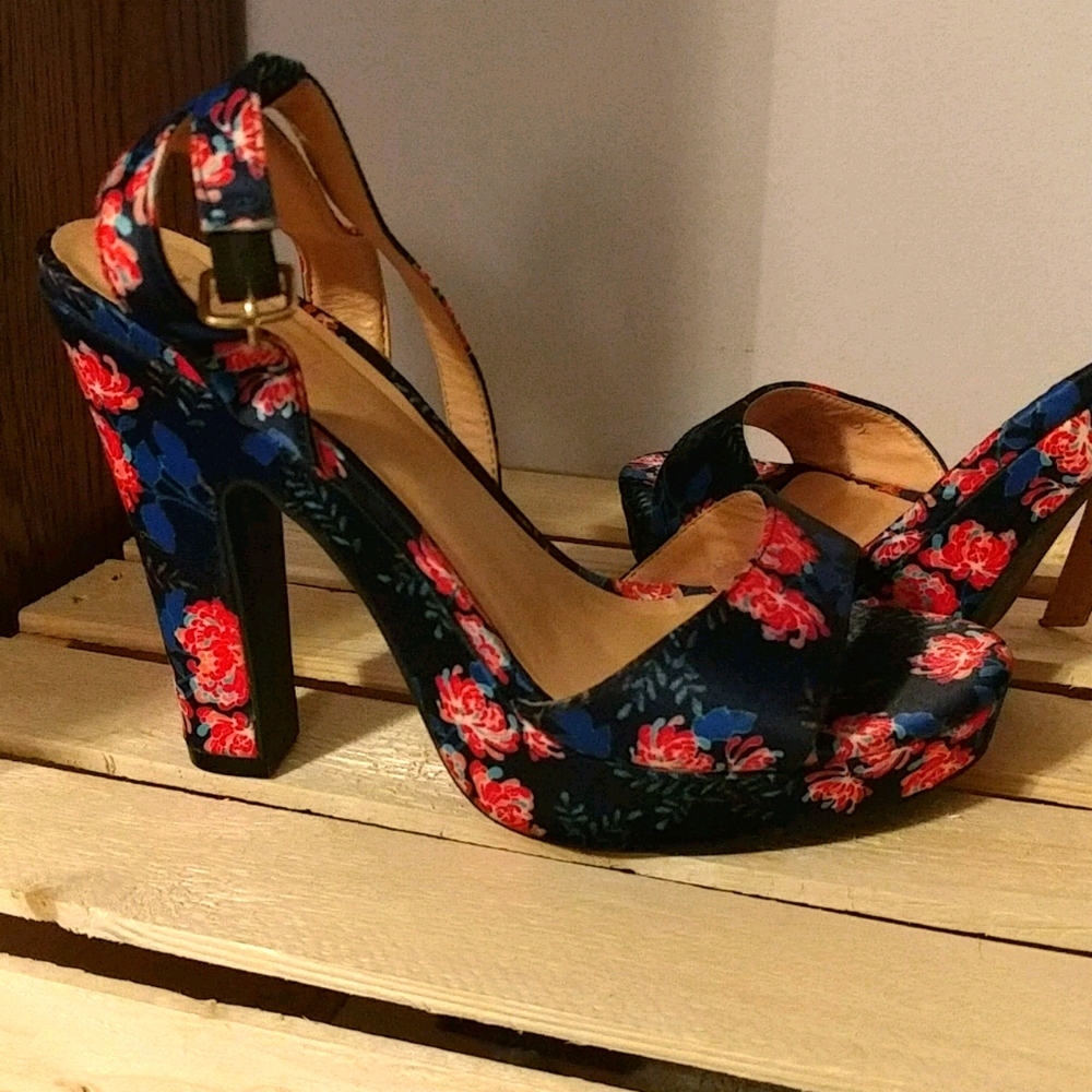 👠Nicole Miller heel 👠